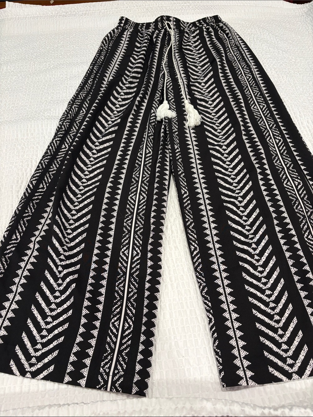 Wide-Leg Ladies Pants Black & White Patterned
Size M